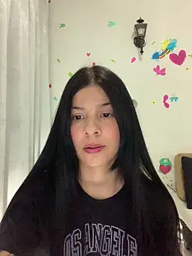 Estefani 32 online show from May 5, 2026, 3:09 pm