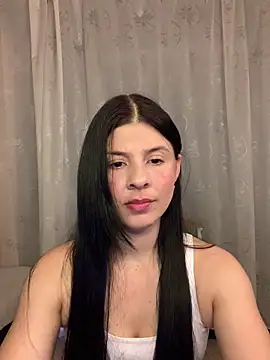 Estefani 32 online show from May 7, 2026, 5:51 pm