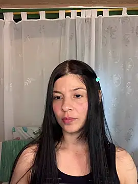 Estefani 32 online show from May 8, 2026, 4:12 pm