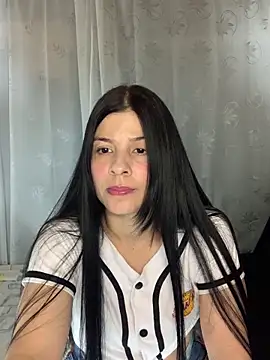 Estefani 32 online show from May 9, 2026, 6:02 pm