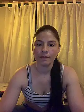 Estefani 32 online show from May 13, 2026, 1:47 am