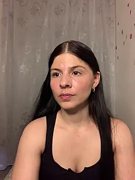 Estefani 32 online show from May 20, 2026, 9:43 pm