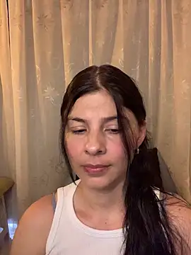 Estefani 32 online show from May 21, 2026, 8:49 pm