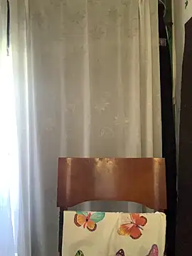 Estefani 32 online show from May 26, 2026, 5:42 pm