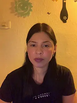 Estefani 32 online show from June 4, 2026, 5:19 pm