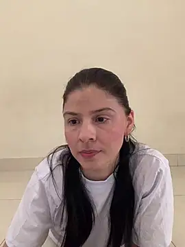 Estefani 32 online show from June 17, 2026, 4:41 pm