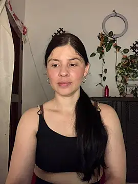 Estefani 32 online show from July 2, 2026, 3:23 am