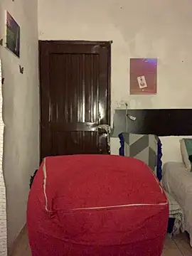 Estefani 32 online show from July 18, 2026, 8:01 pm