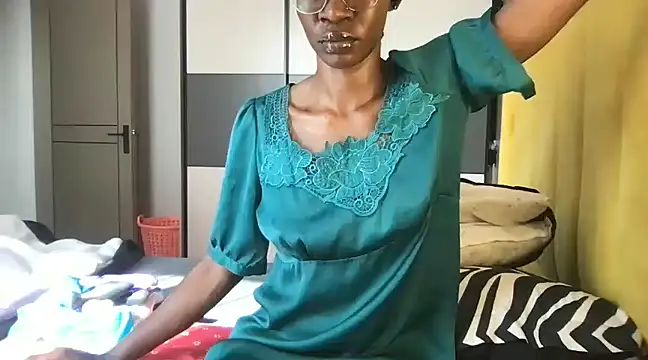 Snapshot of choco_petite chatting on March 16, 2025, 6:20 am choco petite online show from March 16, 2025, 6:20 am