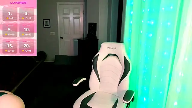 britteebee online show from October 26, 2025, 8:42 am