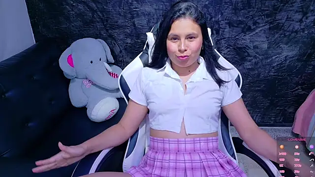 Snapshot of olivia_love_ chatting on May 6, 2026, 7:19 pm olivia love online show from May 6, 2026, 7:19 pm