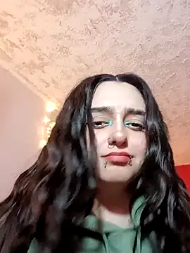 Snapshot of IvonneT chatting on December 17, 2025, 1:55 am IvonneT online show from December 17, 2025, 1:55 am