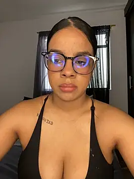 Snapshot of trianawhite chatting on June 18, 2026, 3:38 pm trianawhite online show from June 18, 2026, 3:38 pm