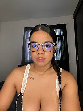 Snapshot of trianawhite chatting on July 4, 2026, 3:29 pm trianawhite online show from July 4, 2026, 3:29 pm