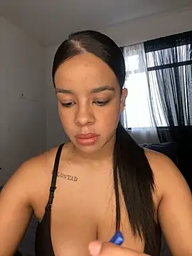 Snapshot of trianawhite chatting on July 15, 2026, 3:28 pm trianawhite online show from July 15, 2026, 3:28 pm