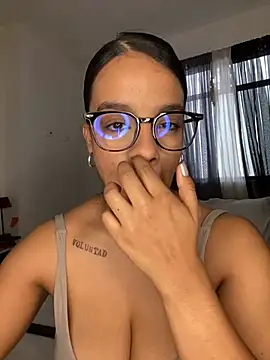 Snapshot of trianawhite chatting on July 21, 2026, 2:19 pm trianawhite online show from July 21, 2026, 2:19 pm