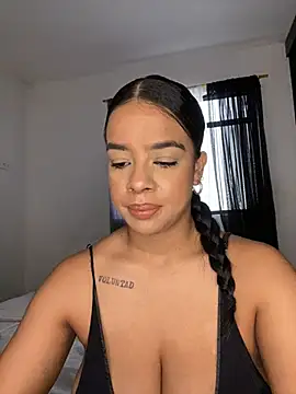 Snapshot of trianawhite chatting on July 24, 2026, 2:59 pm trianawhite online show from July 24, 2026, 2:59 pm