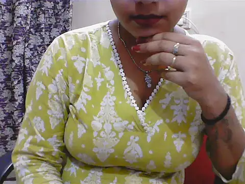 Snapshot of LovingPihu chatting on May 18, 2026, 5:24 am LovingPihu online show from May 18, 2026, 5:24 am