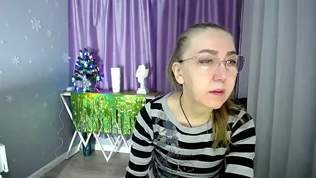 Snapshot of queen_a_n_i chatting on December 14, 2024, 9:40 am queen a n i online show from December 14, 2024, 9:40 am