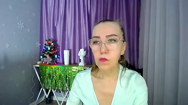 Snapshot of queen_a_n_i chatting on December 17, 2024, 11:06 am queen a n i online show from December 17, 2024, 11:06 am