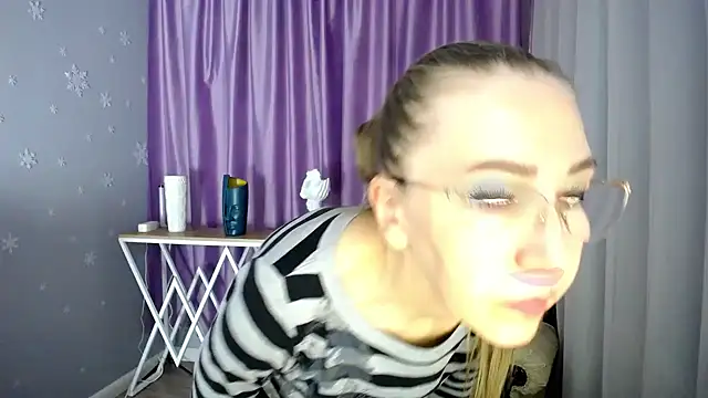 Snapshot of queen_a_n_i chatting on March 8, 2025, 11:58 am queen a n i online show from March 8, 2025, 11:58 am