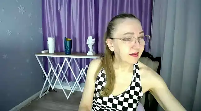 Snapshot of queen_a_n_i chatting on March 10, 2025, 10:15 am queen a n i online show from March 10, 2025, 10:15 am
