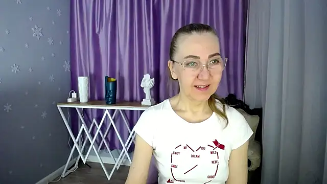 Snapshot of queen_a_n_i chatting on March 14, 2025, 6:42 am queen a n i online show from March 14, 2025, 6:42 am