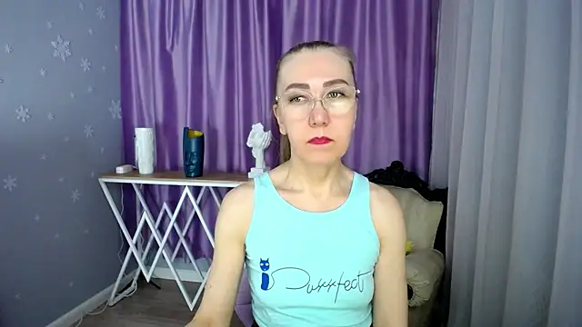 Snapshot of queen_a_n_i chatting on March 18, 2025, 12:25 pm queen a n i online show from March 18, 2025, 12:25 pm