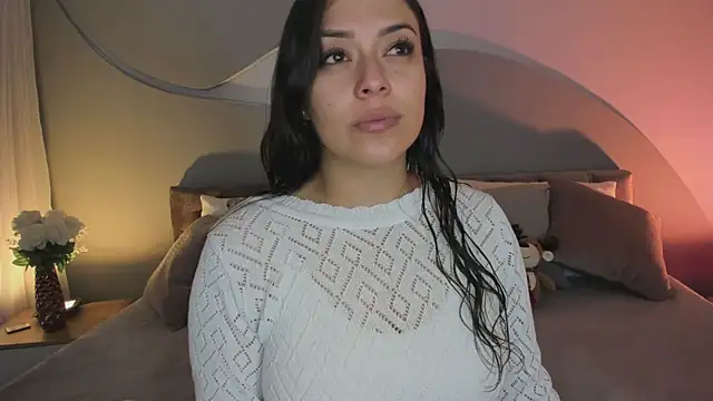 Nicolle W online show from December 22, 2025, 11:51 am