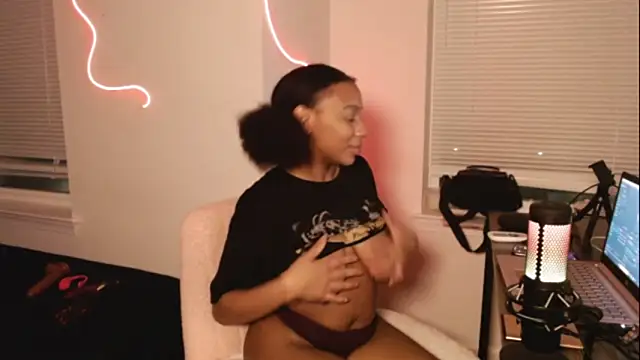 EatSweetMolly online show from February 7, 2025, 4:59 am