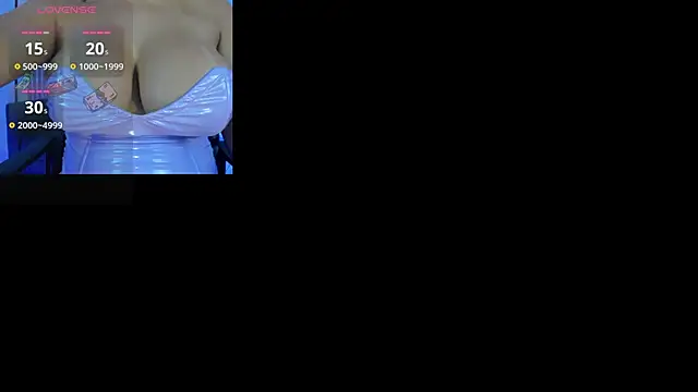 Snapshot of LeahJones_ chatting on January 28, 2025, 11:07 pm LeahJones online show from January 28, 2025, 11:07 pm