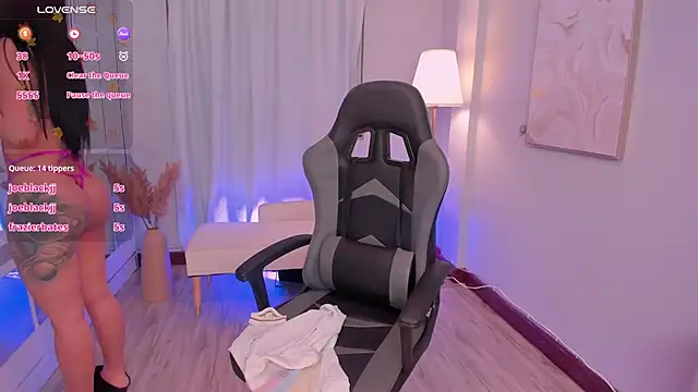 LeahJones  online show from February 4, 2026, 7:47 am