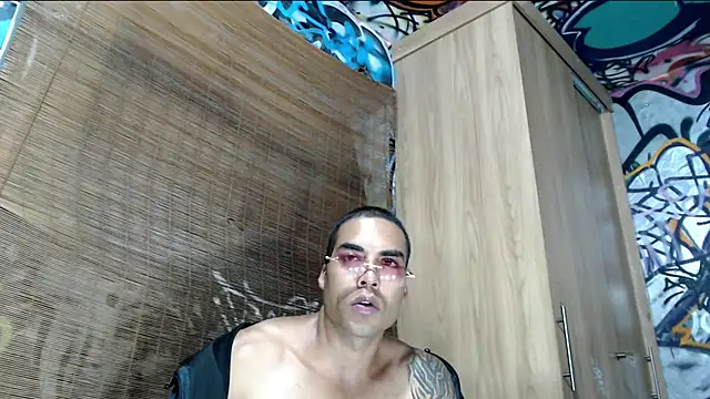 Snapshot of Justin_Frank chatting on October 14, 2025, 12:00 am Justin Frank online show from October 14, 2025, 12:00 am