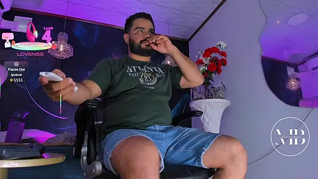 Snapshot of MichaelBear_ chatting on October 23, 2025, 1:43 pm MichaelBear online show from October 23, 2025, 1:43 pm