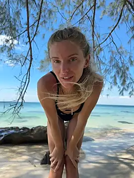 Snapshot of neighbours_love chatting on January 16, 2025, 6:35 am neighbours love online show from January 16, 2025, 6:35 am