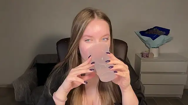 EvaMaddison online show from April 24, 2026, 9:06 pm