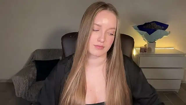 EvaMaddison online show from April 27, 2026, 7:56 pm