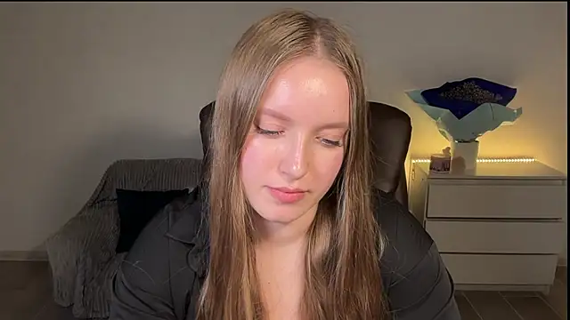 EvaMaddison online show from May 4, 2026, 8:05 pm