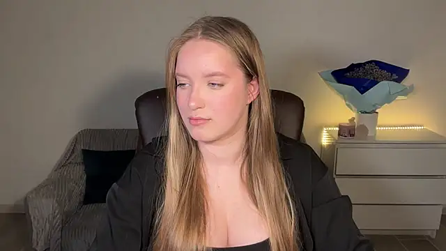 Snapshot of EvaMaddison chatting on May 13, 2026, 8:27 pm EvaMaddison online show from May 13, 2026, 8:27 pm