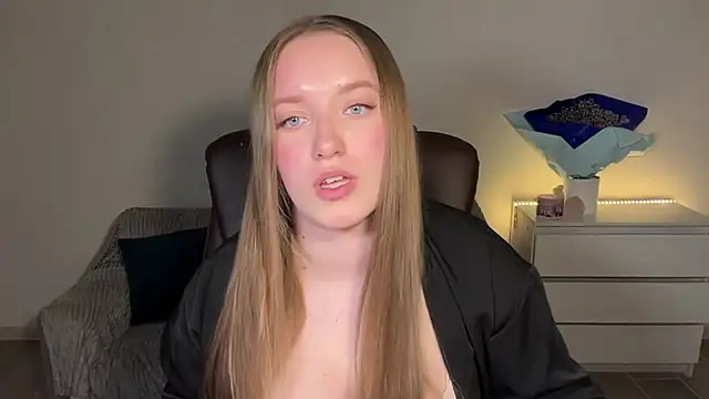 Snapshot of EvaMaddison chatting on May 15, 2026, 8:49 pm EvaMaddison online show from May 15, 2026, 8:49 pm