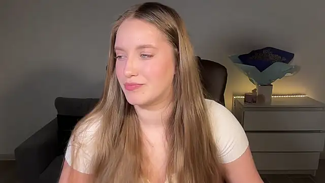 Snapshot of EvaMaddison chatting on June 4, 2026, 7:42 pm EvaMaddison online show from June 4, 2026, 7:42 pm