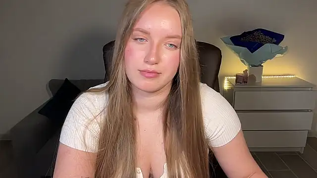 Snapshot of EvaMaddison chatting on June 7, 2026, 6:55 pm EvaMaddison online show from June 7, 2026, 6:55 pm
