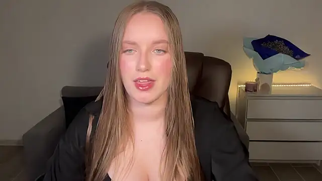 EvaMaddison online show from June 22, 2026, 8:39 pm