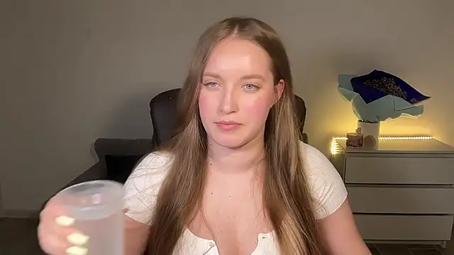 EvaMaddison online show from June 26, 2026, 8:57 pm