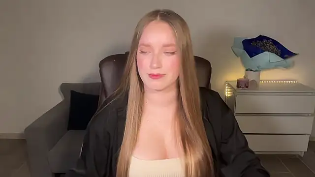EvaMaddison online show from July 4, 2026, 8:04 pm
