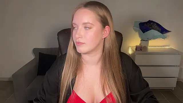 EvaMaddison online show from July 5, 2026, 9:44 pm