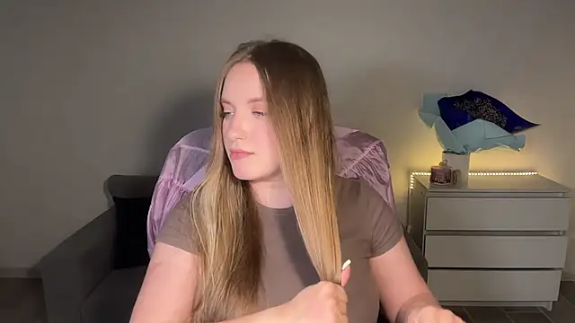 EvaMaddison online show from July 13, 2026, 9:06 pm