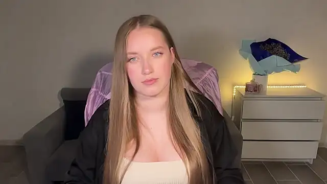EvaMaddison online show from July 14, 2026, 9:42 pm