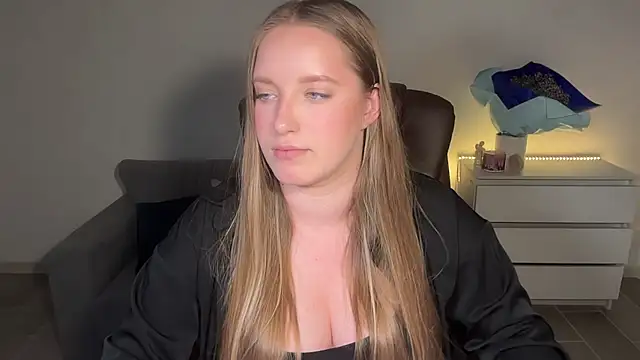 EvaMaddison online show from July 25, 2026, 8:06 pm