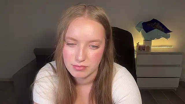 EvaMaddison online show from August 5, 2026, 10:12 pm